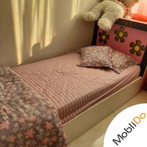 تخت یک نفره نوجوان و یک کتابخانه