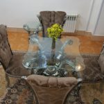 میز ناهار خوری با ۴ صندلی کاملا سالم