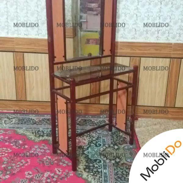 میز آرایشی تمیزو سالم با آینه و شیشه