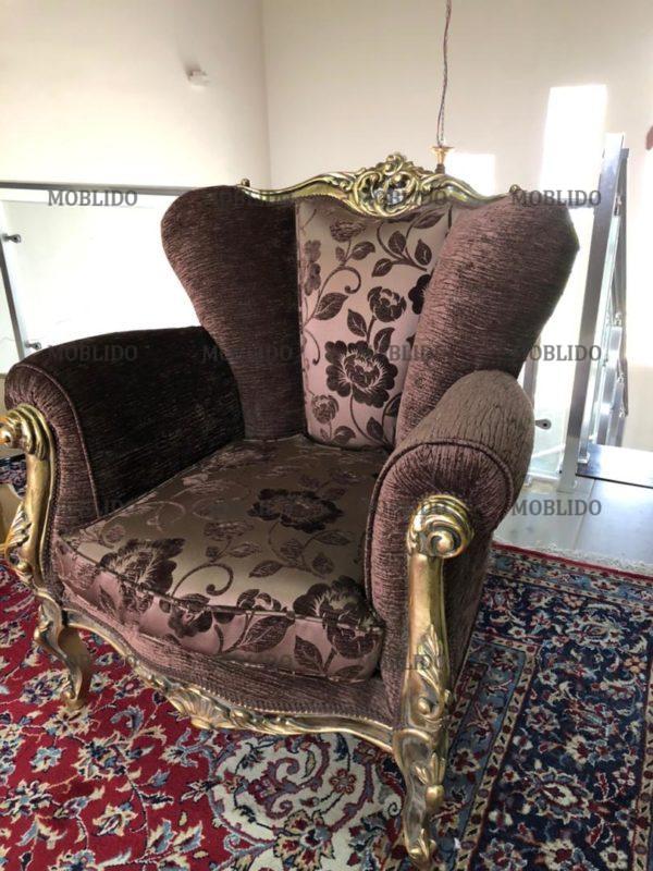 یک دست مبلمان کلاسیک بسیار تمیز همراه با میز نهار خوری