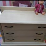 تخت کودک نوجوان تمام چوب و لمسه دوزی همراه با گارد و دراور سه کشوئه