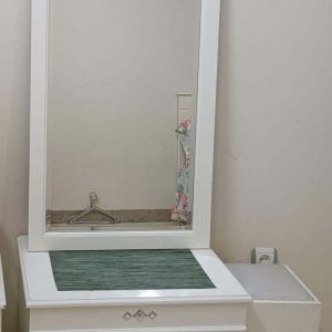 میزآرایش و آیینه سفیدبا دراور و صندلی زیبا