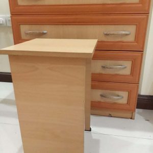 میزآرایش و ایینه و صندلی سالم و جادار