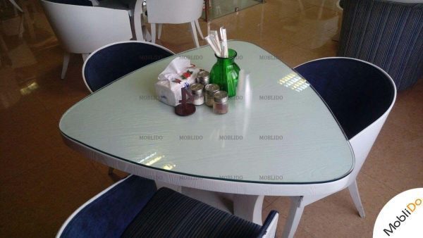 تعدادی میز و صندلی نهار خوری
