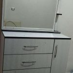درآور دارای چهار کشوویک کمد و‌آیینه و طبقات مخفی
