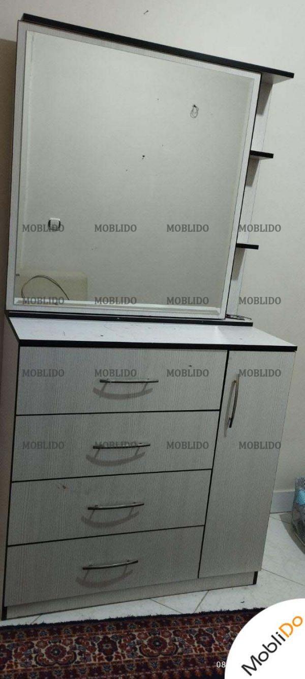 درآور دارای چهار کشوویک کمد و‌آیینه و طبقات مخفی