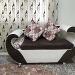 مبل راحتی سفید مشکی با طرحی ساده و شیک