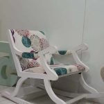 مبل کودک + دیوار عمارت سفید