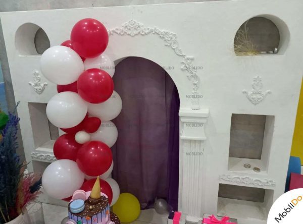 مبل کودک + دیوار عمارت سفید