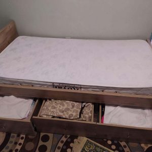 تختخواب بسیار زیبا و سالم و جادار