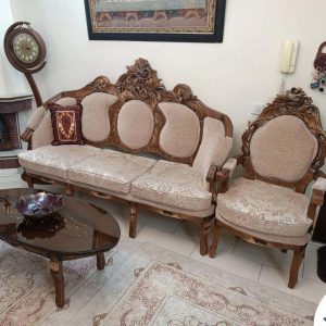 مبل کلاسیک با چوبی عالی و پارچه ای سالم