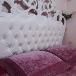 تخت چوبی سفید رنگ به همراه تشک طبی